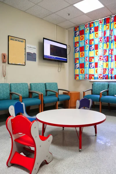 Зал Ожидания Педиатрической Клинике Небольшим Красочным Столом Стульями Красочными Шторами — стоковое фото