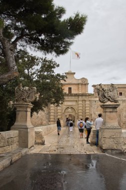 Bulutlu bir günde sessiz şehir Mdina, Malta 'nın girişine giden köprü..