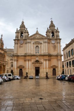 Yağmurlu bir sonbahar gününde Mdina, Malta 'daki St. Paul Katedrali. Mdina Katedrali Havari Aziz Paul 'a adanmış bir Roma Katolik katedralidir..