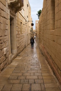 Yağmurlu bir günde Mdina, Malta 'daki Sessiz Şehir' de küçük bir sokak..