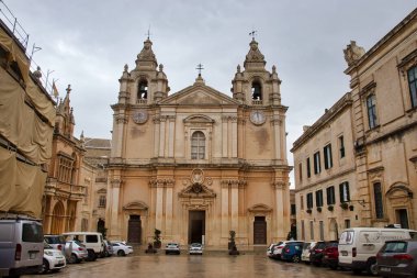 Mdina, Malta 'da bulutlu, yağmurlu bir günde Aziz Paul Katedrali.