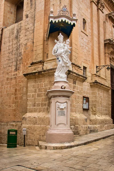 Estatua Blanca Mdina Malta Una Esquina Día Lluvioso — Foto de Stock