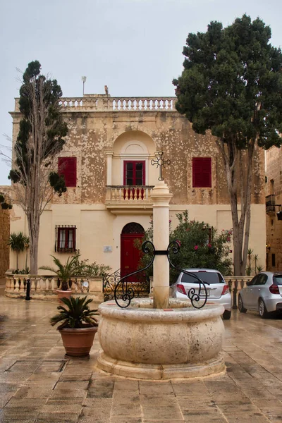 Fuente Frente Del Edificio Histórico Con Puerta Roja Persianas Mdina — Foto de Stock