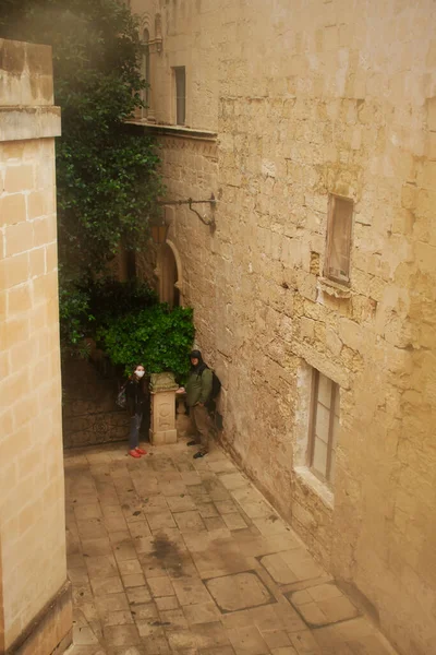 Mdina Malta Park Yasağı Tabelasının Yanında Duran Bir Adam Genç — Stok fotoğraf