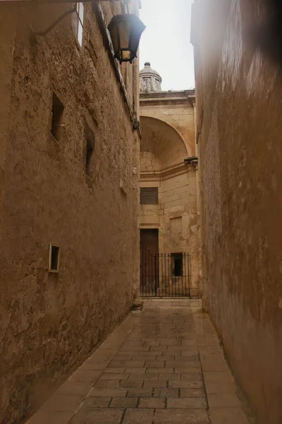 Steegje Tussen Gebouwen Een Regenachtige Dag Mdina Malta — Stockfoto