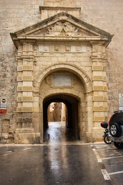 Hermosa Puerta Una Las Entradas Mdina Malta Día Lluvioso — Foto de Stock