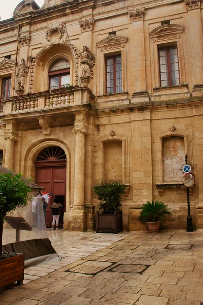 Nsanlar Yağmurlu Bir Günde Mdina Malta Küçük Bir Binaya Giriyorlar — Stok fotoğraf