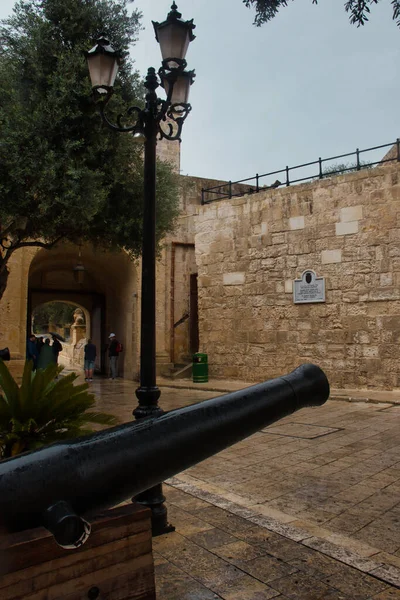 Cañón Una Esquina Calle Día Lluvioso Mdina Malta — Foto de Stock