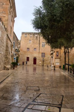 Mdina, Malta - 12 Ekim 2020: Bulutlu ve yağmurlu bir günde Mdina, Malta 'da sokak.