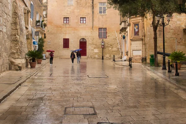 Mdina Malta Ekim 2020 Mdina Malta Yağmurlu Bir Günde Insanlar — Stok fotoğraf