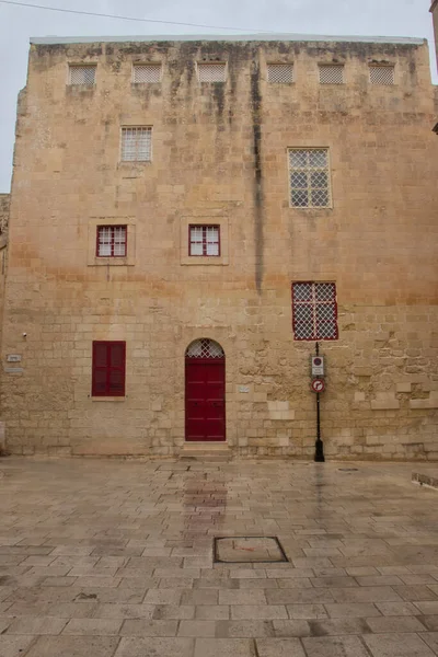 Mdina Malta Octubre 2020 Edificio Blanco Con Puerta Roja Mdina — Foto de Stock