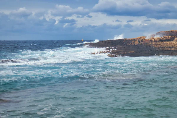 Vatten Virvlar Runt Havet Strand Qawra Malta Molnig Dag — Stockfoto