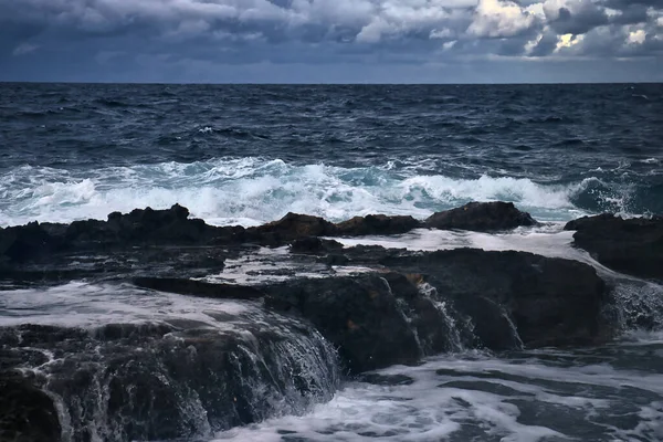 Mörk Dag Strand Qawra Malta Med Vågor Som Rinner Över — Stockfoto