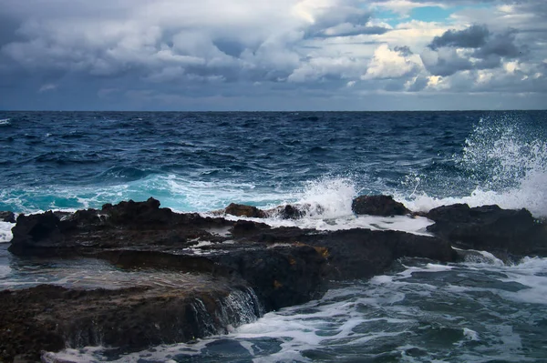 Havsvatten Stänkt Över Klippor Stormig Dag Qawra Malta — Stockfoto