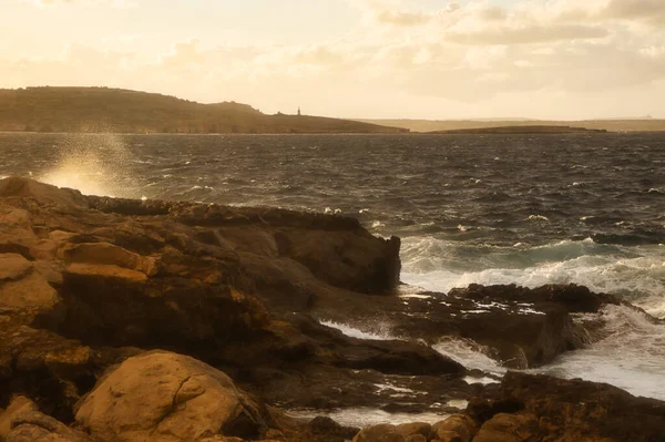 Havsvatten Stänk Klippor Strand Nära Qawra Malta Vid Gyllene Timmen — Stockfoto