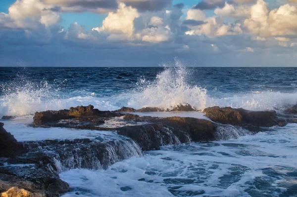 Vattenstänk Och Rinnande Över Klippor Havet Qawra Malta Höstkväll — Stockfoto