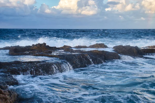 Vatten Över Klippor Det Blå Havet Vid Solnedgången Qawra Malta — Stockfoto