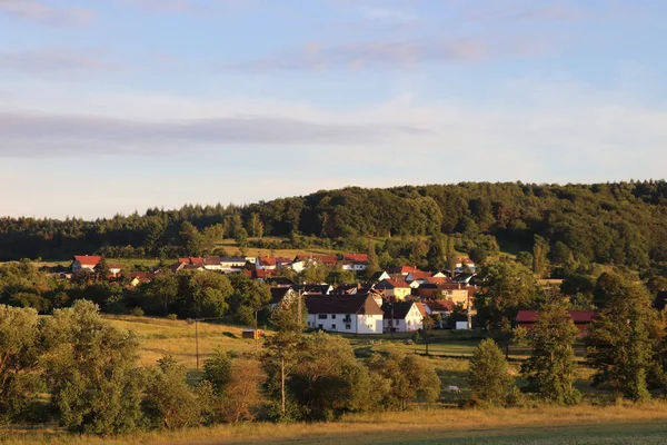 夏の夜に小さなドイツの村に輝く黄金の光 — ストック写真