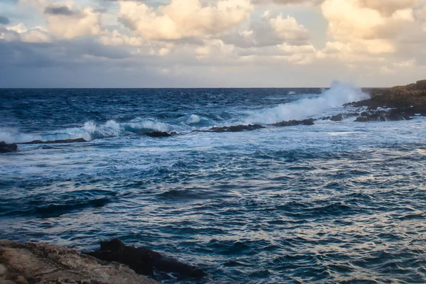 Vatten Kraschar Över Linje Stenar Havet Vid Qawra Malta Höstkväll — Stockfoto