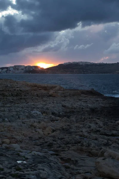 Zonsondergang Achter Een Heuvel Met Gebouwen Oceaan Een Strand Qawra — Stockfoto