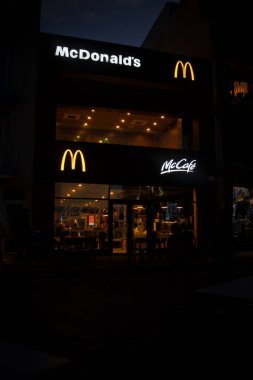Geceleri Malta 'daki St. Paul' s Bay 'de McDonald' s fast food restoranı..