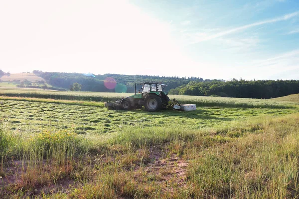 Grön Traktor Ett Fält Landsbygden Tyskland Sommarnatt — Stockfoto