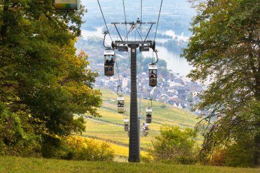 Almanya 'nın Rudesheim am Rhein kentindeki Niederwald Memorial' da bir sonbahar günü çalışan teleferikler..