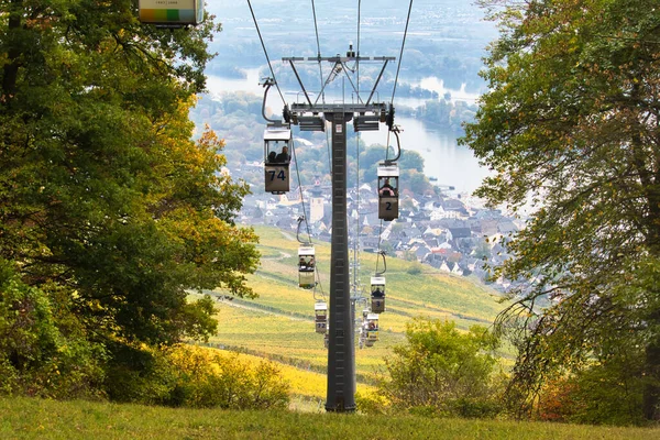 Almanya 'nın Rudesheim am Rhein kentindeki Niederwald Memorial' da bir sonbahar günü çalışan teleferikler..