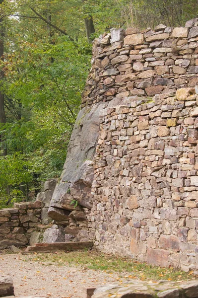 ドイツのニーダーヴァルト記念碑近くのハイキングコースの岩の遺跡 — ストック写真