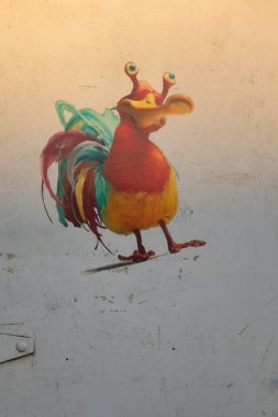 Almanya 'nın kırsal kesimindeki küçük bir köyde park etmiş bir yemek kamyonunun yanına boyanmış bir yaratık gibi efsanevi bir kuş..