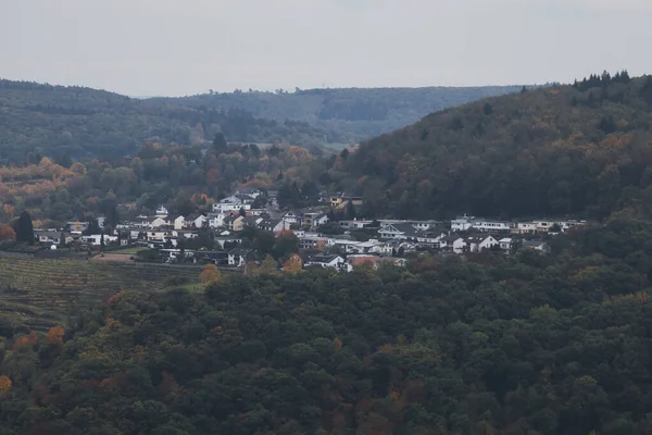 Petite Ville Allemagne Entourée Collines Couvertes Arbres Jour Automne Près — Photo