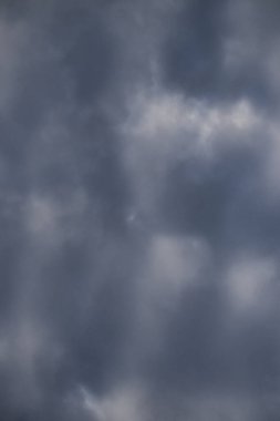 Almanya 'da bir sonbahar gününde gökyüzünde koyu gri fırtına bulutları.