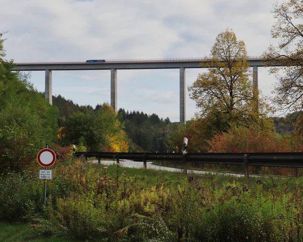 Lkw Fährt Einem Herbsttag Auf Hochbrücke Deutschland — Stockfoto