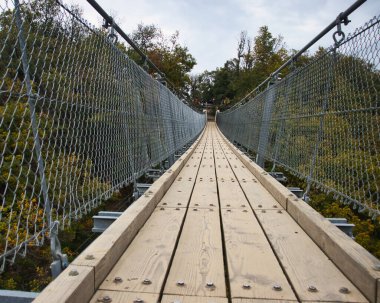 Almanya 'da Morsdorf ve Hunsruck yakınlarındaki Geierlay Asma Köprüsü' nün plank ve yan tarafları.