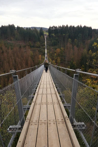 Menschen Gehen Einem Herbsttag Über Die Hängebrücke Geierlay Bei Hunsrück — Stockfoto