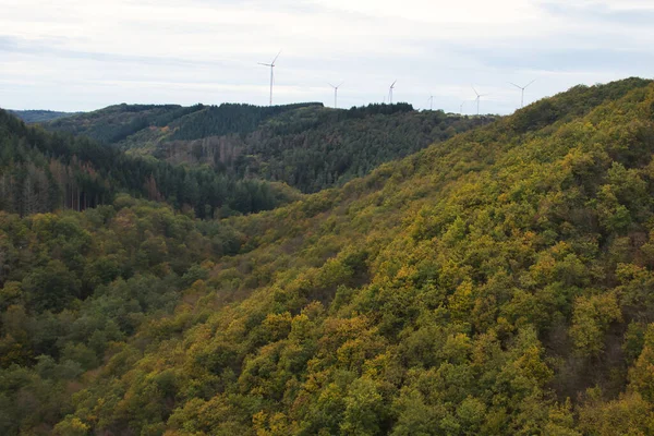 Turbiny Wiatrowe Wzgórzu Nadrenii Palatynacie Niemczech Pochmurny Jesienny Dzień — Zdjęcie stockowe