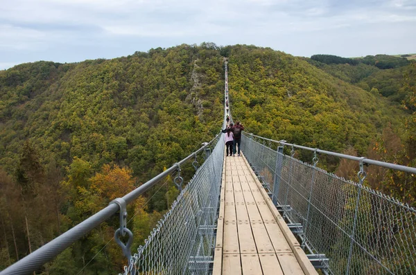 Linie Lidí Kráčejících Visutém Mostě Geierlay Hunsrucku Německo — Stock fotografie