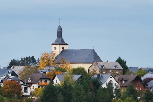Chiesa Morsdorf Circondata Alberi Case Colorate Giorno Autunno Germania — Foto Stock