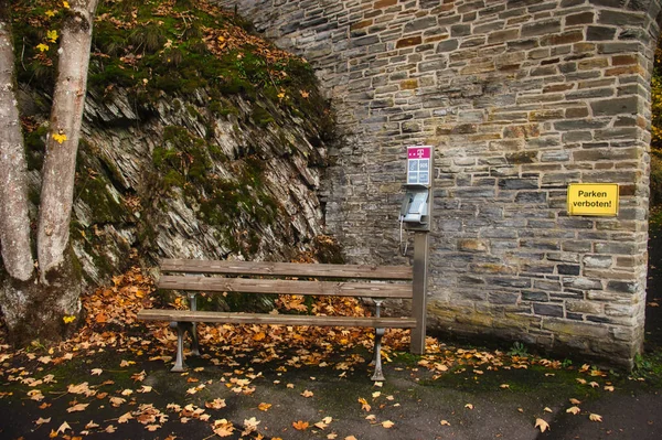 黄色の葉に囲まれたベンチの隣の電話秋の日にドイツの巡礼教会マリア マルタン — ストック写真