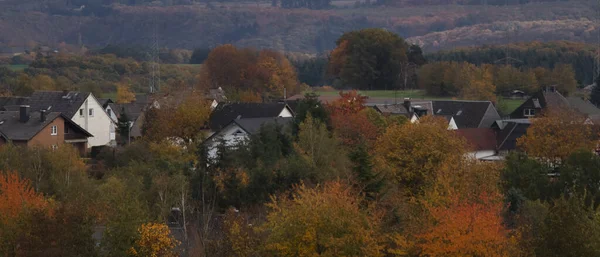 Domy Německé Vesnici Obklopené Žlutými Oranžovými Červenými Zelenými Stromy Podzim — Stock fotografie