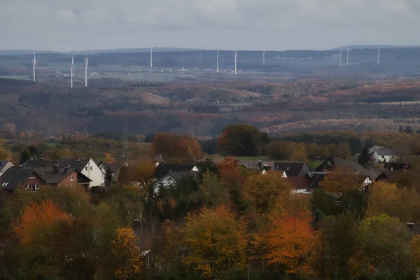 Petit Village Allemand Milieu Arbres Automne Colorés Avec Des Éoliennes — Photo