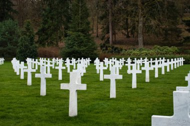 Belleau, Fransa - 20 Şubat 2022: Fransa 'da bulutlu bir kış gününde Aisne-Marne Amerikan Mezarlığı' nda haçlar.