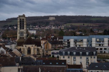 Chateau-Thierry, Fransa - 20 Şubat 2022: Bulutlu bir kış gününde Fransa 'nın Chateau-Thierry yakınlarındaki bir tepedeki anıt.
