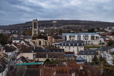 Chateau-Thierry, Fransa - 20 Şubat 2022: Fransa 'nın Chateau-Thierry kentinin havadan görünüşü ve bulutlu bir kış günü tepedeki bir anıt.