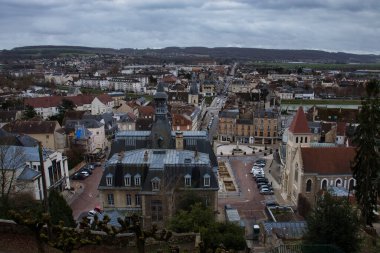 Chateau-Thierry, Fransa - 20 Şubat 2022: Bulutlu bir kış gününde Fransa 'nın Chateau-Thierry kentinin havadan görünüşü.