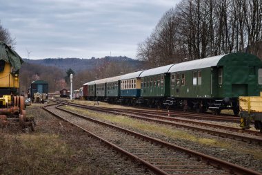 Ottweiler, Almanya - 12 Mart 2022: Almanya 'da bir kış günü Ostertalbahn tren müzesinde raylar üzerindeki trenler.