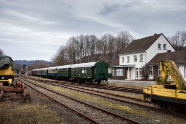 Ottweiler, Almanya - 12 Mart 2022: Almanya 'da bulutlu bir kış gününde Ostertalbahn tren müzesinde raylar üzerindeki trenler.