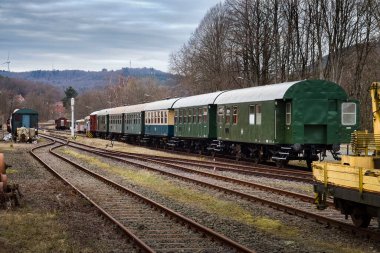 Ottweiler, Almanya - 12 Mart 2022: Almanya 'da bir kış günü Ostertalbahn tren müzesinde raylar üzerindeki trenler.