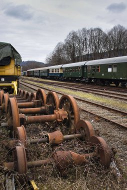 Ottweiler, Almanya - 12 Mart 2022: Almanya 'nın Ottweiler kentindeki tren raylarının yanındaki tren parçaları.