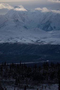 # Karlı dağların tepesindeki bulutlar # # Delta Kavşağı, Alaska yakınlarındaki bir sonbahar gününde #. 